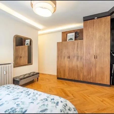 Beautiful Eiffel Tower 2 Bdr Apartment Paris