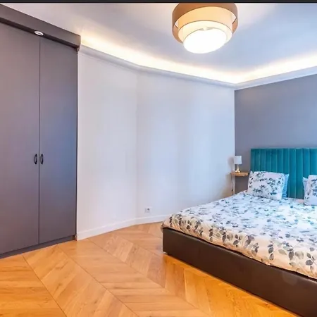 Beautiful Eiffel Tower 2 Bdr Apartment Paris